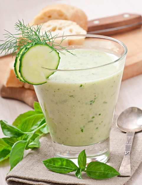 Sopa fría de pepino con albahaca