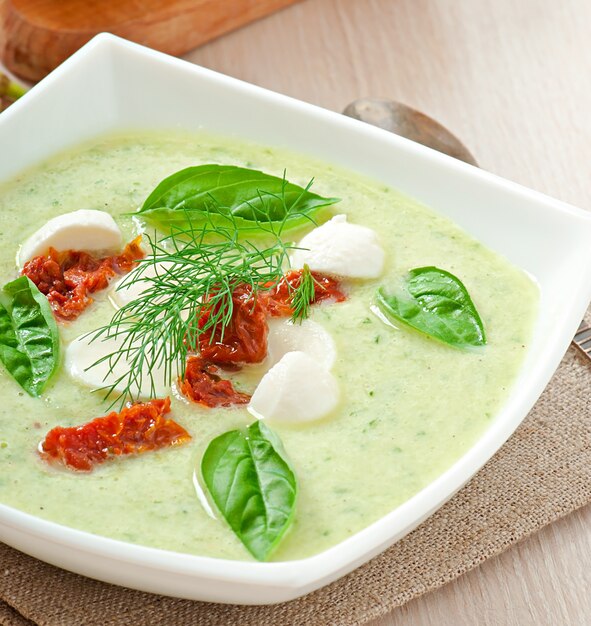 Sopa fría de pepino con tomate seco y mozzarella