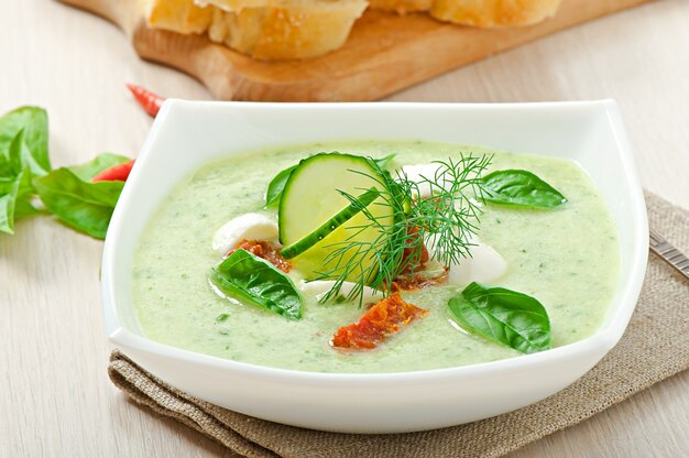 Sopa fría de pepino con tomate seco y mozzarella