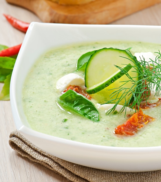 Sopa fría de pepino con tomate seco y mozzarella