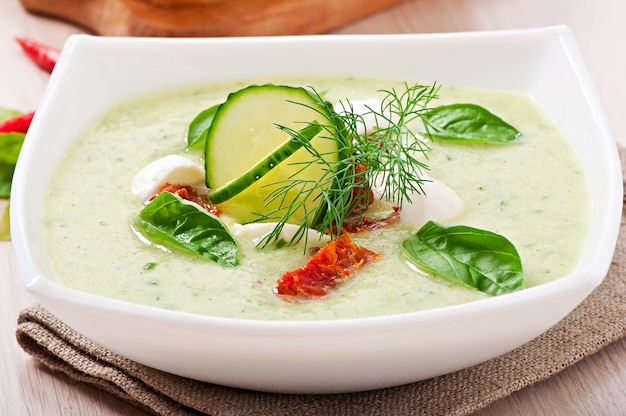 Sopa fría de pepino con tomate seco y mozzarella