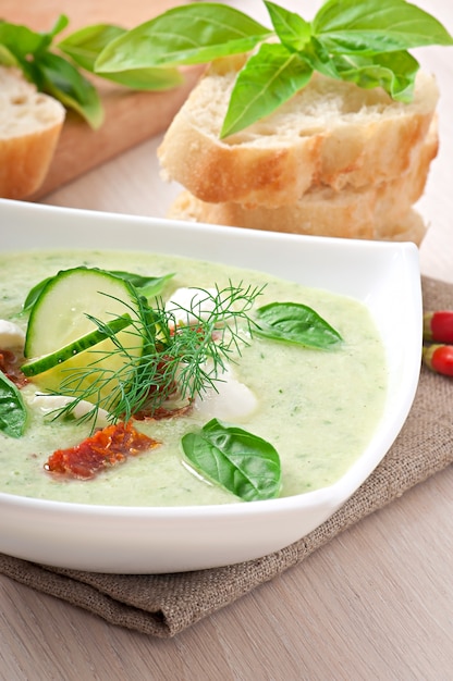 Sopa fría de pepino con tomate seco y mozzarella