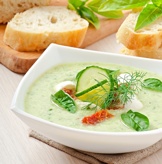 Sopa fría de pepino con tomate seco y mozzarella