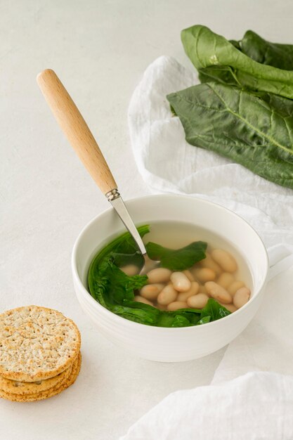 Sopa de frijoles blancos de alto ángulo con galletas