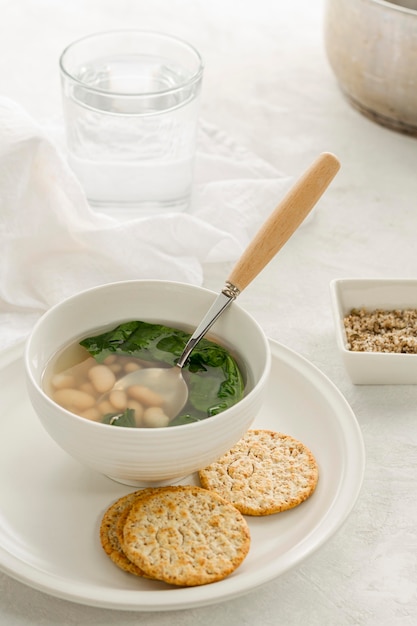 Sopa de frijoles blancos de alto ángulo en un tazón