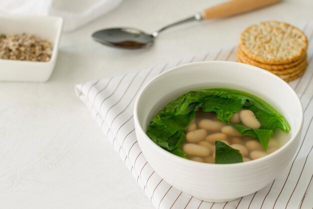 Sopa de frijoles blancos de alto ángulo