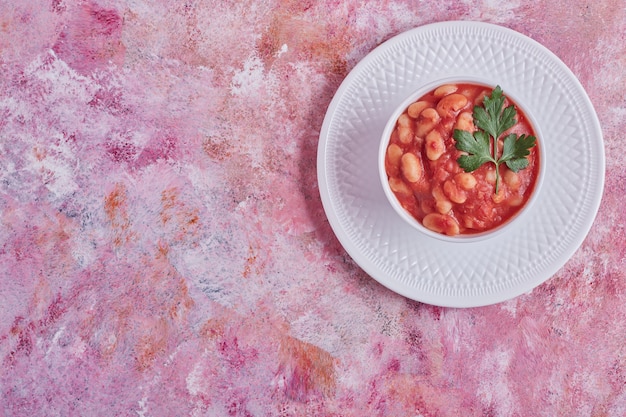 Foto gratuita sopa de frijoles en salsa de tomate en un plato blanco.