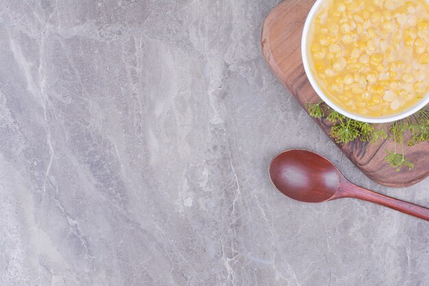 Sopa de guisantes en un plato de cerámica blanca.