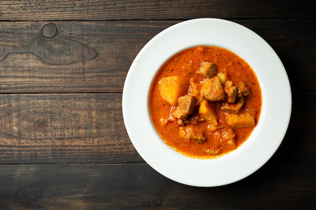 Sopa de gulash en madera.