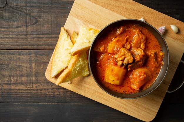 Sopa de gulash en madera.