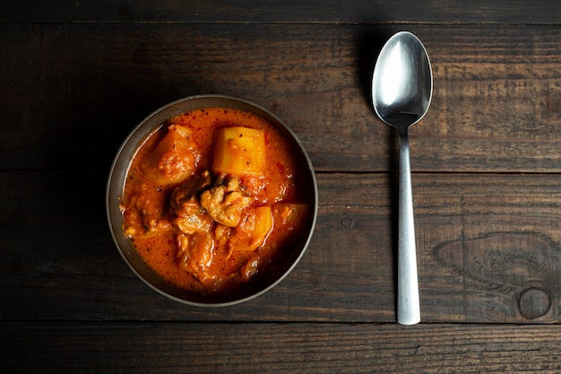 Foto gratuita sopa de gulash en madera.