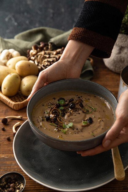 Sopa de hongos con presencia humana