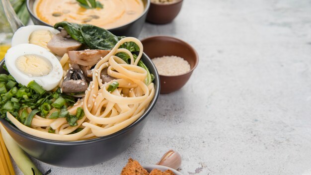 Foto gratuita sopa con huevos y crema con espacio de copia