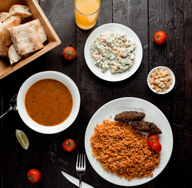 Sopa de lentejas ensalada capital y bulgur almuerzo con chuletas