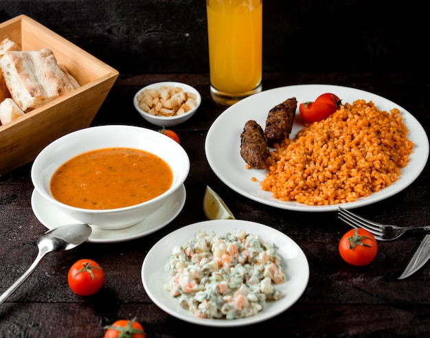 Sopa de lentejas, ensalada capital y bulgur almuerzo con chuletas