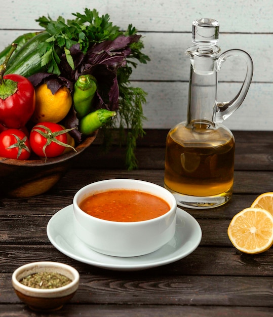 Sopa de lentejas con limón sobre la mesa