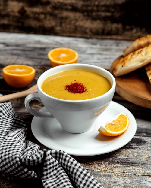 Sopa de lentejas con pimiento rojo