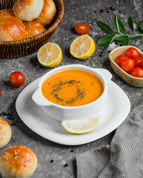 Sopa de lentejas con una rodaja de limón.