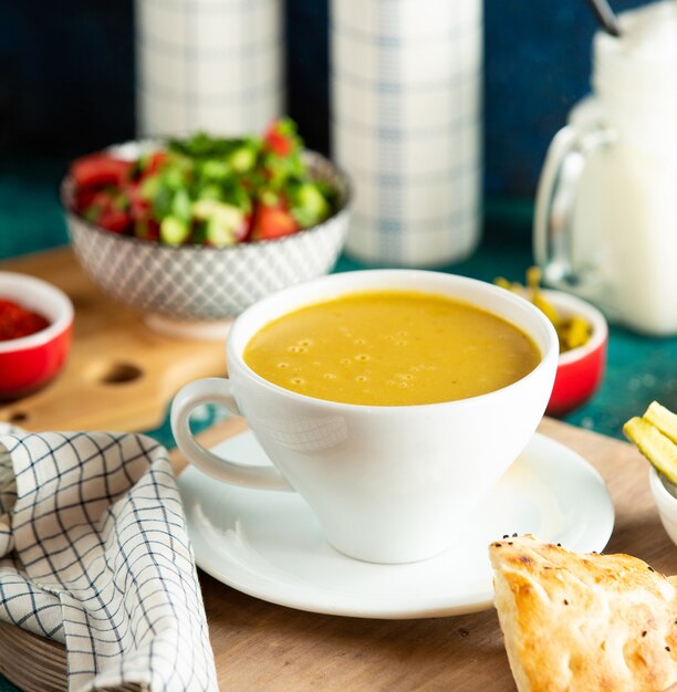 Sopa de lentejas sobre la mesa