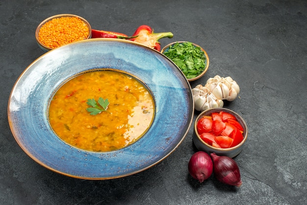 sopa de lentejas una sopa de lentejas apetitosa pimientos hierbas tomates cebolla