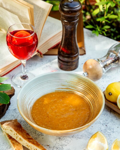 Sopa de lentejas vaso de compota y rebanadas de pan