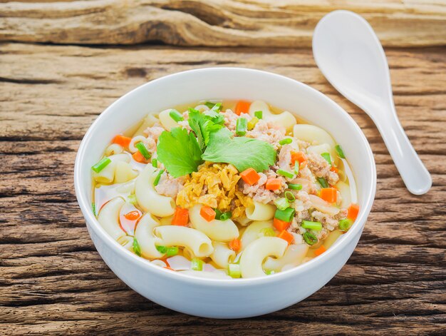 Sopa de macarrones sobre fondo de madera