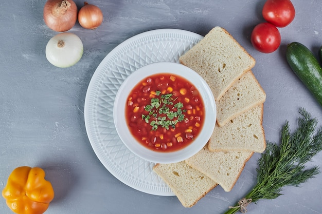 Sopa de maíz en salsa de tomate con un manojo de eneldo.