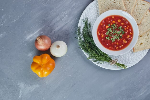 Foto gratuita sopa de maíz en salsa de tomate con pan.