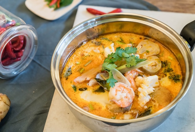 Foto gratuita sopa de mariscos ácidos o tom yum seafood