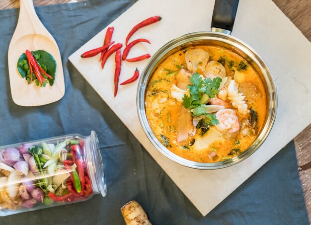 Foto gratuita sopa de mariscos ácidos o tom yum seafood