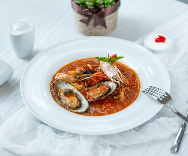 sopa de mariscos en la mesa