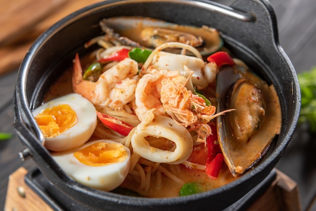 Sopa de mariscos tailandeses