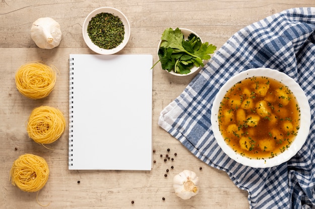 Sopa de masa hervida con pasta y bloc de notas