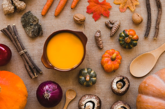 Foto gratuita sopa en medio de verduras y cucharas