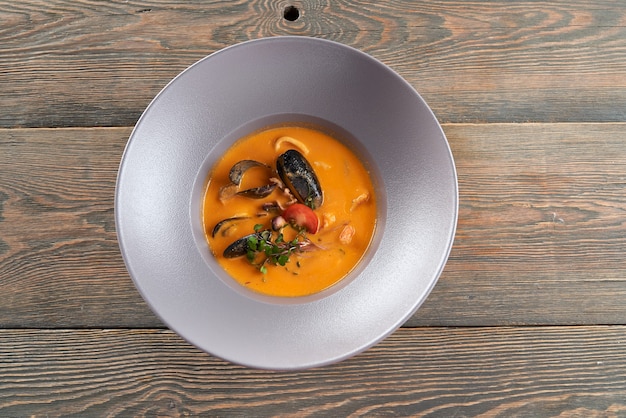 Foto gratuita sopa de mejillones y naranja en restaurante.