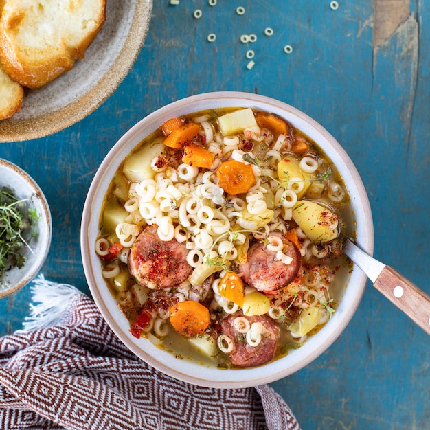 Sopa minestrone en una sartén sobre una mesa clara vista superior Sopa italiana con pasta y verduras de temporada Delicioso concepto de comida vegetariana