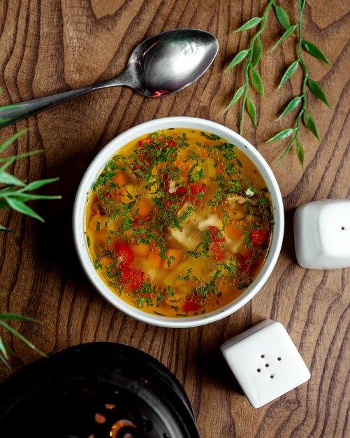 Sopa minestrone sobre la mesa