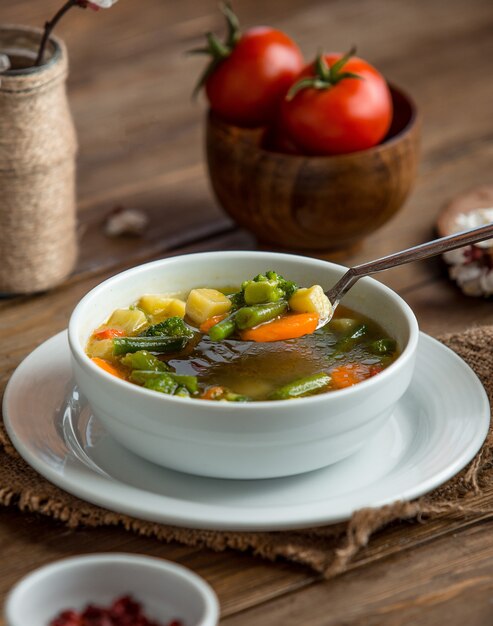 sopa minestrone sobre la mesa