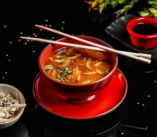 Sopa de miso con champiñones sobre la mesa