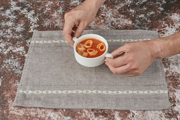 Sopa de pasta en caldo con hierbas y especias