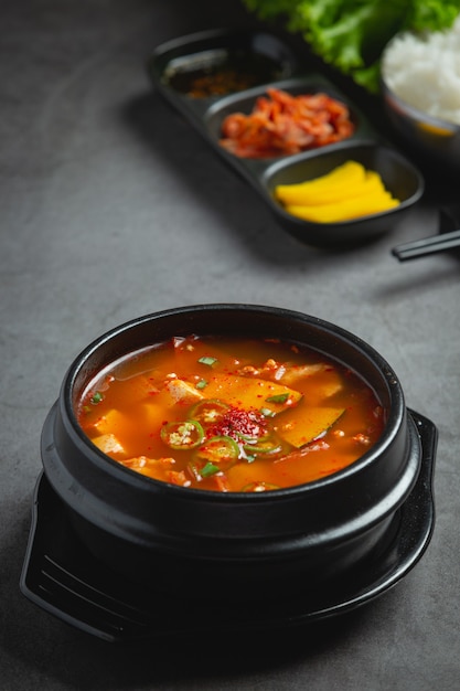 Sopa de pasta de frijoles al estilo coreano
