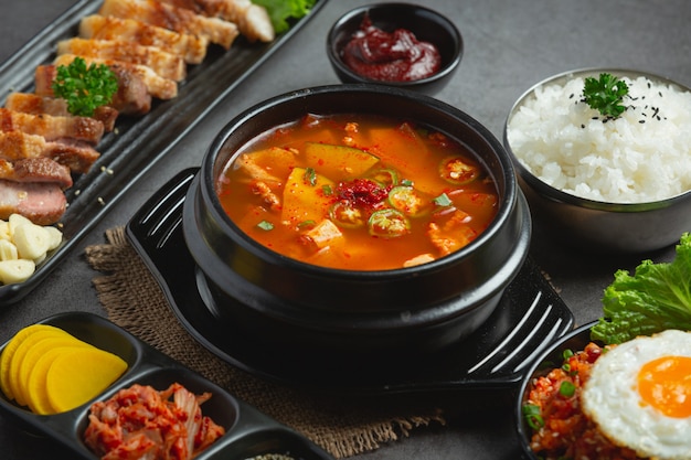 Sopa de pasta de frijoles al estilo coreano