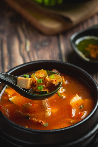 Foto gratuita sopa de pasta de frijoles al estilo coreano