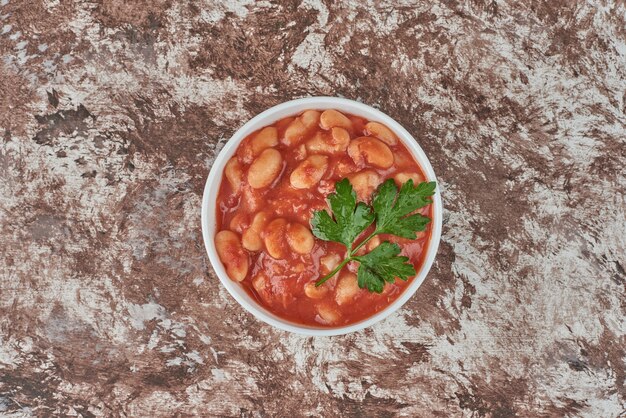 Sopa de pasta con hierbas y salsa de tomate.