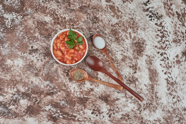 Sopa de pasta con hierbas y salsa de tomate.