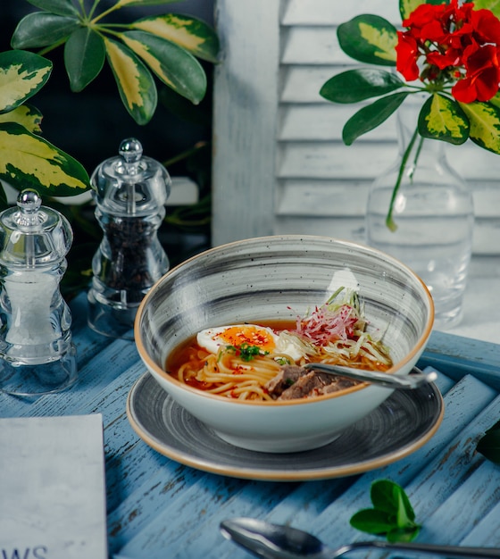 sopa de pasta en la mesa