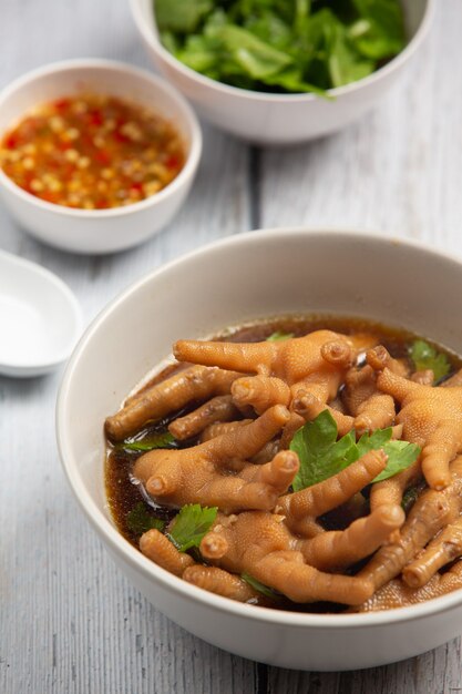 Sopa de patas de pollo guisada servida con salsa de pescado picante