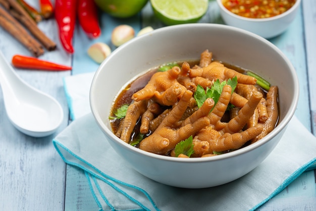 Sopa de patas de pollo guisada servida con salsa de pescado picante