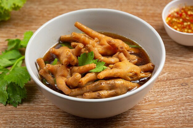 Sopa de patas de pollo guisada servida con salsa de pescado picante