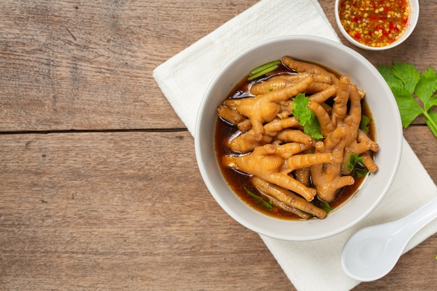 Sopa de patas de pollo guisada servida con salsa de pescado picante